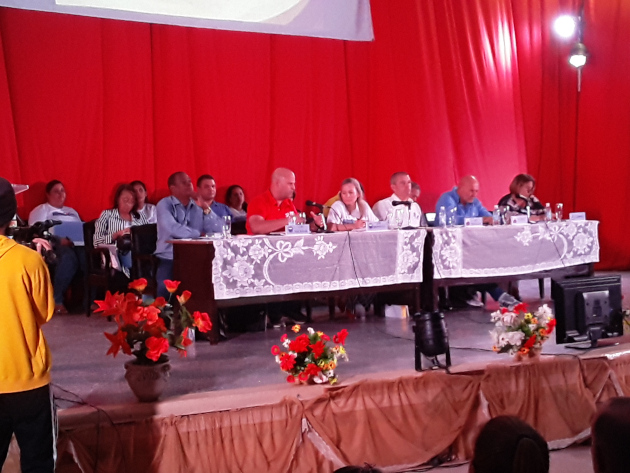 Osnay Miguel Colina Rodríguez (segundo de izquierda a derecha) llamó a una mayor capacitación de los dirigentes sindicales. / Foto: Yudith Madrazo Sosa / 5 de Septiembre