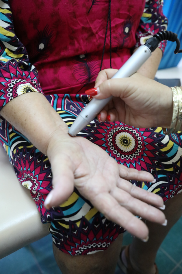 Aplicando Láser en articulaciones afectadas. / Foto: Juan Carlos Dorado / 5 de Septiembre