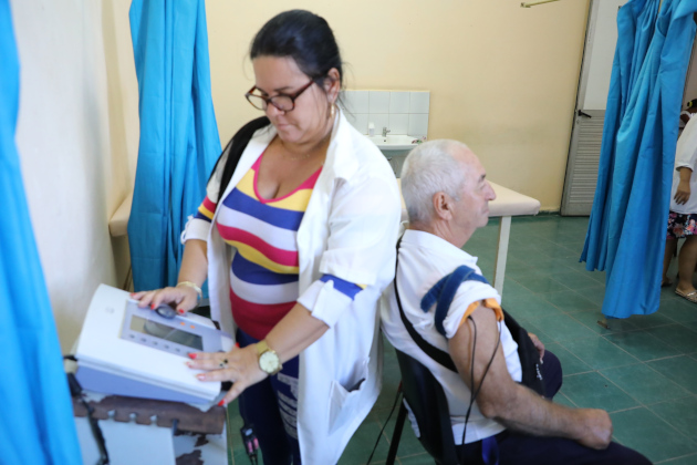 Corriente eléctrica para estimular los músculos. / Foto: Juan Carlos Dorado / 5 de Septiembre