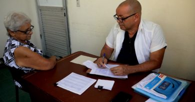 El médico fisiatra Ramón Pérez Mejía evalúa previamente a los pacientes. / Foto: Juan Carlos Dorado / 5 de Septiembre