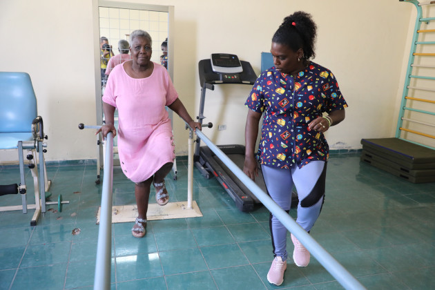 Las paralelas facilitan los patrones de marcha y mejoran el equilibrio. / Foto: Juan Carlos Dorado / 5 de Septiembre