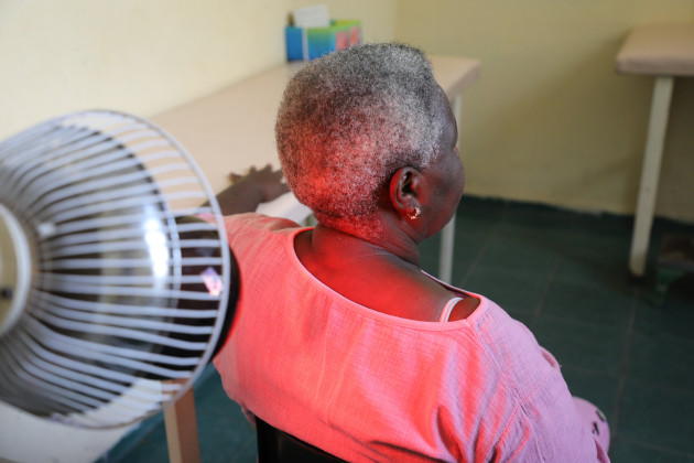 Paciente recibiendo calor mediante lámpara infrarroja. / Foto: Juan Carlos Dorado / 5 de Septiembre