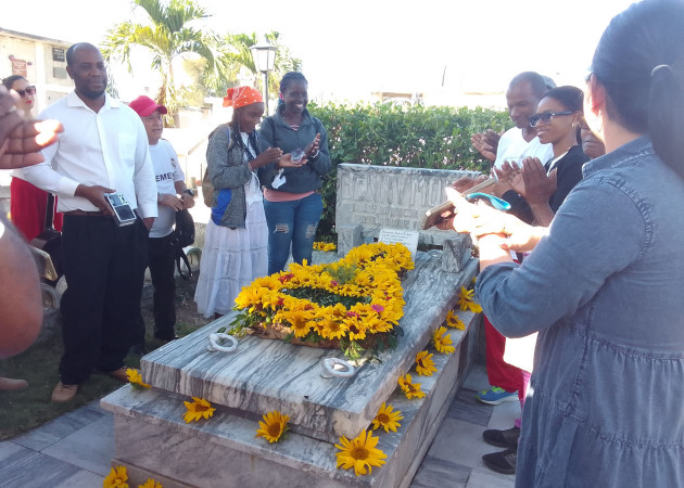 Frente a la tumba del Sonero Mayor, en presencia de familiares y amigos, se realizó una descarga musical. / Foto: Liana Laura Gavilla Cruz / 5 de Septiembre