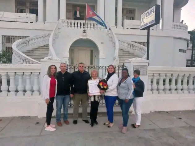 Reconocimiento de las máximas autoridades de la provincia a Mireya Ojeda Cabrera.