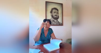 Maylene en su oficina, al lado del pedagogo por excelencia de Cuba. / Foto: De la autora