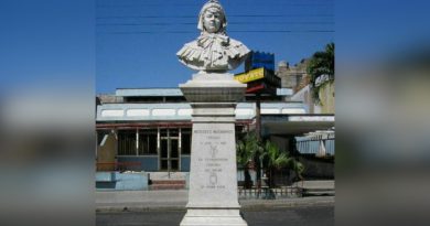 Mercedes Matamoros y los sucesos políticos que marcaron su vida El busto de Mercedes Matamoros en Cienfuegos, situado en Prado entre San Fernando y Argüelles, se inauguró en 1921 por iniciativa de Pedro Modesto Hernández, posee tres metros de altura y fue realizado por el escultor E. Baralta, en mármol blanco de Carrara.