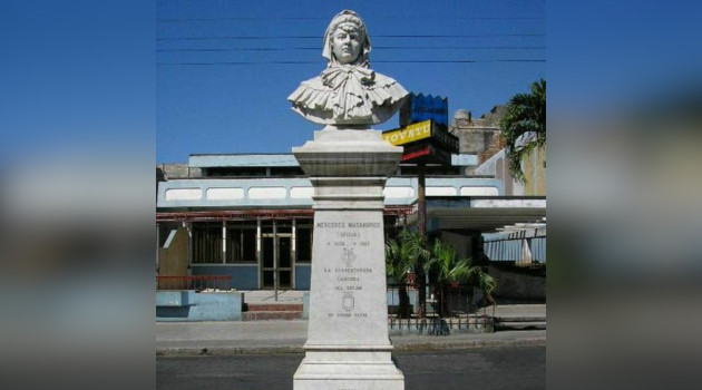 El busto de Mercedes Matamoros en Cienfuegos, situado en Prado entre San Fernando y Argüelles, se inauguró en 1921 por iniciativa de Pedro Modesto Hernández, posee tres metros de altura y fue realizado por el escultor E. Baralta, en mármol blanco de Carrara.