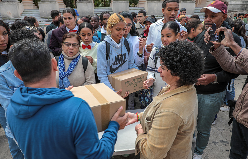 Presentan Obras Escogidas del General de Ejército Raúl Castro Ruz, en la Plaza Ignacio Agramonte de la Universidad de La Habana. Foto: Abel Padrón Padilla/ Cubadebate.