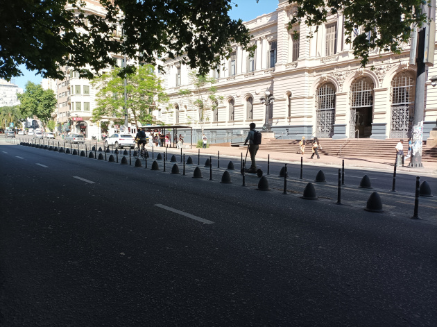 Además de las bicicletas transitan por la vía patinetes, tanto eléctricas como mecánicas./ Foto: María Elena Llanes Suárez