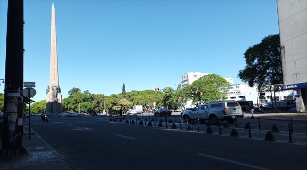 La ciclovía se extiende por cuatro kilómetros por la Avenida 18 de Julio, desde el Obelisco de Los Constituyentes, donde nace, hasta la Plaza Independencia./ Foto: María Elena Llanes Suárez