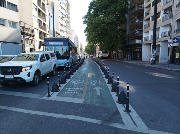 Por esta senda circulan diariamente, en ambas direcciones, cientos de ciclos,/ Foto: María Elena Llanes Suárez