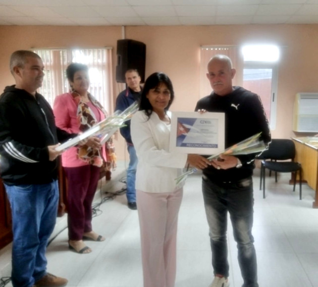 Eraida Espinosa, secretaria del CEN (izquierda) durante el reconocimiento a autoridades electorales de Cienfuegos. / Foto: Tay Toscano