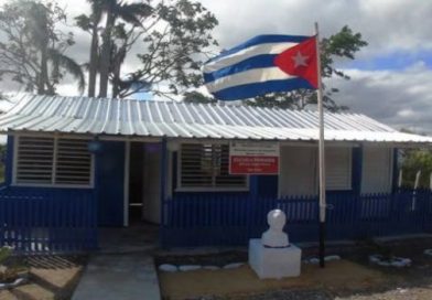 Niños regresan a sus clases en la escuela, símbolo de resistencia y esperanza tras la reparación de los centros dañados por el huracán Melissa. / Foto: Rodny Alcolea Olivares