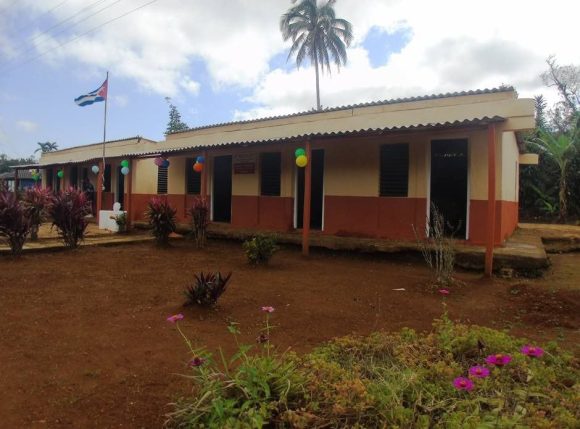 La comunidad celebra la inauguración de las escuelas rurales en Manuel Tames, coincidiendo con la fecha patria del 24 de febrero, como muestra de continuidad histórica y amor por la infancia. / Foto: Rodny Alcolea Olivares