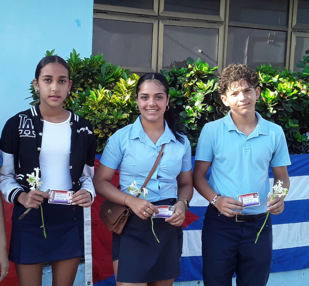 Durante el acto, tres nuevos miembros recibieron el carné que los acredita como militantes de la Unión de Jóvenes Comunistas. / Foto: Yudith Madrazo Sosa