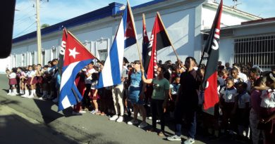 Jóvenes cienfuegueros se reunieron frente al Centro Telefónico 13 de Marzo para conmemorar la fecha. / Foto: Yudith Madrazo Sosa