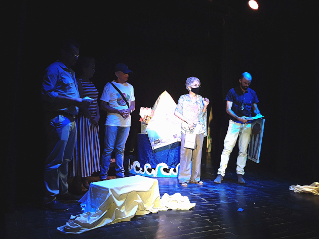 En nombre de Jorge Luis Mora Quintana (ausente por razones de enfermedad) miembros del grupo Velas Teatro, donde labora, recibieron el galardón que acredita al artista como Premio Provincial de Teatro 2025. / Foto: Yudith Madrazo Sosa / 5 de Septiembre