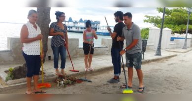Vecinos de Punta Gorda en Cienfuegos contribuyen con la higienización de la comunidad. / Foto: Mireya Ojeda Cabrera