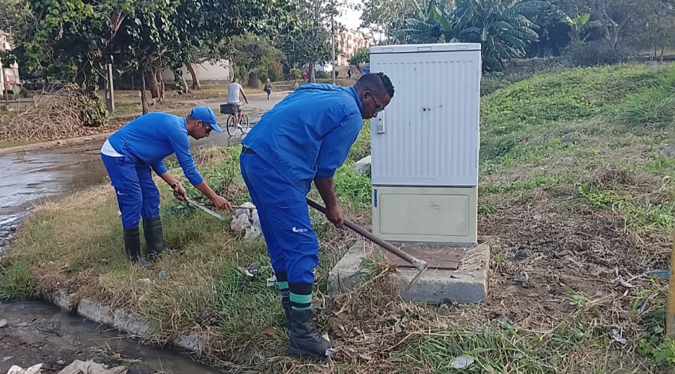 Los trabajadores de ETECSA en Cienfuegos han girado los esfuerzos a los barrios de la provincia, inmersos en tareas de los centros de telecomunicaciones./Foto: Miguel Adrián Rodríguez Pérez