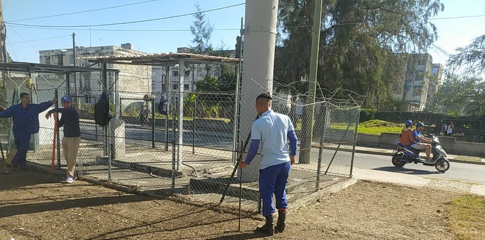 Los trabajadores de ETECSA en Cienfuegos han girado los esfuerzos a los barrios de la provincia, inmersos en tareas de los centros de telecomunicaciones./Foto: Miguel Adrián Rodríguez Pérez
