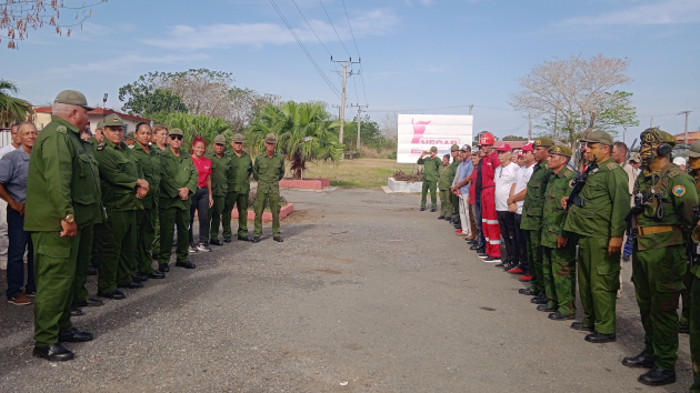 A la derecha, tropas y brigadistas milicianos participantes en el ejercicio de defensa en la Empresa cárnica Cienfuegos. 