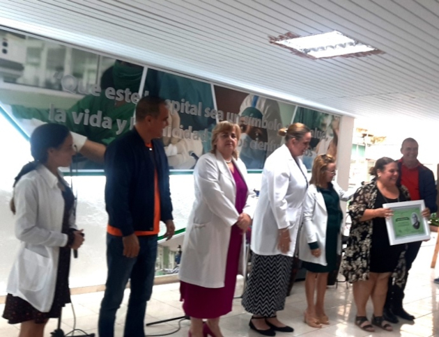 Premian a profesionales destacados durante la celebración del aniversario 47 del Hospital cienfueguero. / Foto: Mireya Ojeda Cabrera