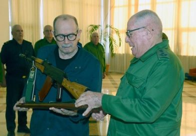 Silvio recibe el AKM que pidió: como él, millones de cubanos no le fallarán a la Patria Silvio recibe el AKM que pidió: como él, millones de cubanos no le fallarán a la Patria