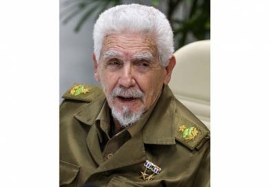 Felicita Díaz-Canel a Comandante de la Revolución Ramiro Valdés