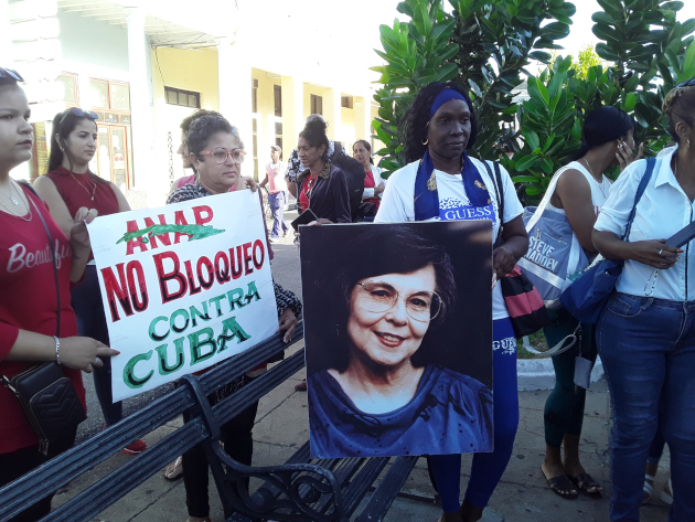 Cienfuegueras de diferentes sectores se congregaron en un punto del Paseo del Prado, en esta ciudad, para commemorar el aniversario 96 del natalicio de Vilma Espín y denunciar el impacto del Bloqueo en sus vidas. / Foto: Yudith Madrazo Sosa / 5 de Septiembre