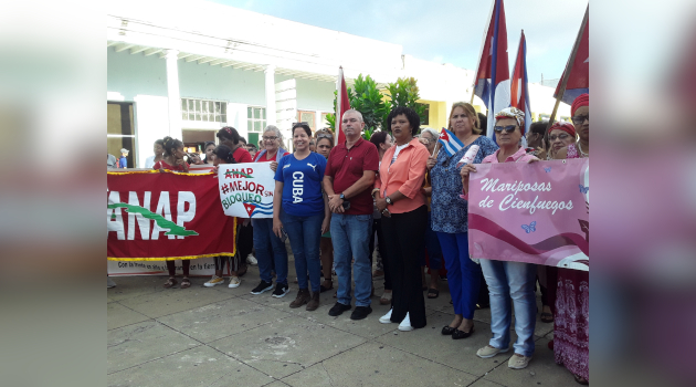 Dirigentes del Partido y del Gobierno en la provincia acompañaron a las cienfuegueras en el acto contra en Bloqueo. / Foto: Yudith Madrazo Sosa / 5 de Septiembre
