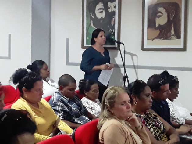 Yadira Pérez Negrín, primera secretaria del PCC en el municipio de Cienfuegos compartió iniciativas llevadas a cabo allí en aras de un mejor funcionamiento. / Foto: Yudith Madrazo Sosa / 5 de Septiembre 