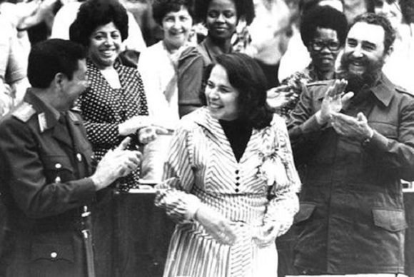 Fidel en la clausura del III Congreso de la Federación de Mujeres Cubanas, a su lado Vilma Espín Guillois, Secretaria de la FMC y el General de Ejército Raúl Castro Ruz, el 8 de marzo de 1980. / Foto: Jose L. Anaya / Sitio Fidel Soldado de las Ideas.