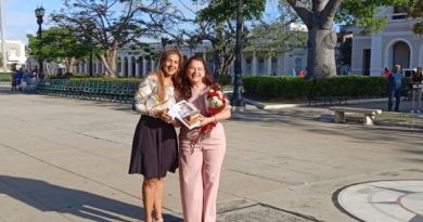La compositora de música infantil Belkidia López recibe el lauro de Alicia Martínez Lecuona, directora provincial de Cultura. / Foto: Miguel Adrián Rodríguez Pérez / 5 de Septiembre