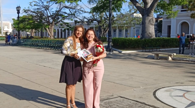 La compositora de música infantil Belkidia López recibe el lauro de Alicia Martínez Lecuona, directora provincial de Cultura. / Foto: Miguel Adrián Rodríguez Pérez / 5 de Septiembre