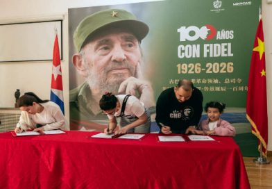 Cubanos en China firman por la Patria y recuerdan victoria de Girón