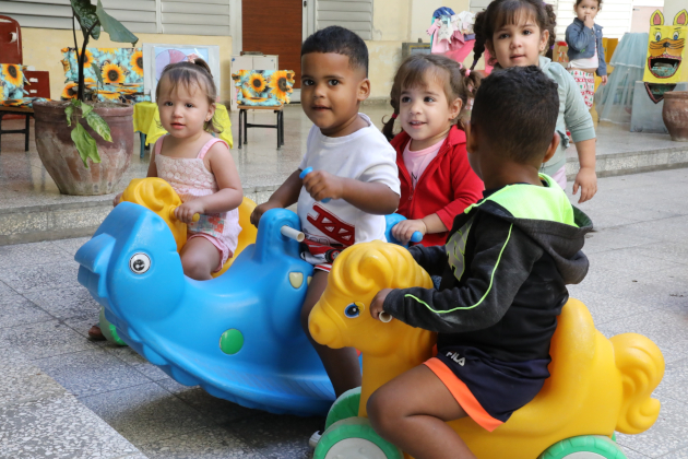 Los niños de segundo y tercer año de vida interactuando entre sí. / Foto: Juan Carlos Dorado / 5 de Septiembre