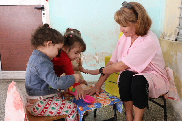 Juegos de imitación con Miladys, educadora de tercer año de vida. / Foto: Juan Carlos Dorado / 5 de Septiembre