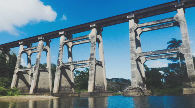 La estructura se eleva imponente sobre el cauce del río. / Foto: Delvis Toledo de la Cruz / 5 de Septiembre
