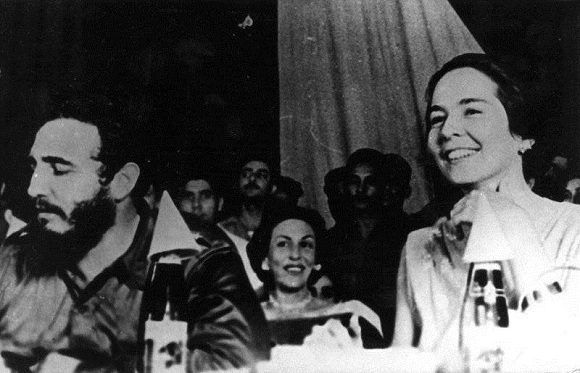 Fidel Castro junto a Vilma Espín, Celia Sánchez (en el centro) durante el acto de fundación de la Federación de Mujeres Cubanas (FMC) en el teatro Lázaro Peña en La Habana, 23 de agosto de 1960. / Foto: Mujeres / Sitio Fidel Soldado de las Ideas