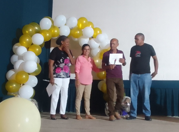 María Isabel Cruz Hernández (presente en la foto), María Terry Armenteros, Adalberto Cruz Montero (presente en la foto) y Diana Otero Cartaya fueron condecorados por su arduo trabajo preparando a los estudiantes para sus pruebas finales y de ingreso. / Foto: Liana Laura Gavilla Cruz / 5 de Septiembre
