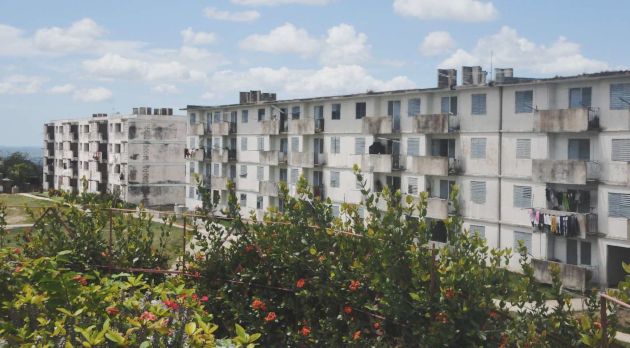 Ocho largos edificios de cuatro niveles se alzan en la comunidad. / Foto: Delvis Toledo de la Cruz / 5 de Septiembre