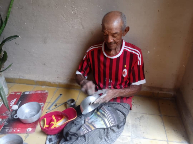 Ovidio Rodríguez Entenza, quien a sus 77 años explora nuevo oficio. / Foto: Magalys Chaviano Álvarez / 5 de Septiembre