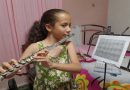 Sofía toca la flauta todos los días en su casa de Pastorita. / Foto: Magalys Chaviano Álvarez / 5 de Septiembre