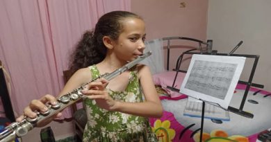 Sofía toca la flauta todos los días en su casa de Pastorita. / Foto: Magalys Chaviano Álvarez / 5 de Septiembre