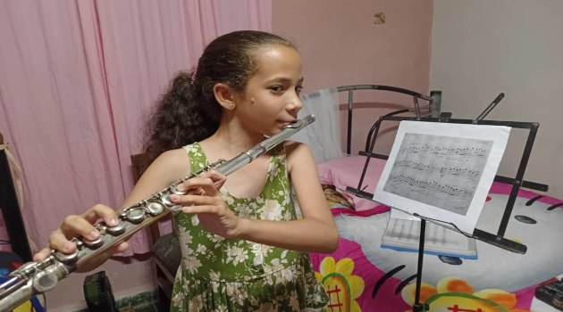Sofía toca la flauta todos los días en su casa de Pastorita. / Foto: Magalys Chaviano Álvarez / 5 de Septiembre