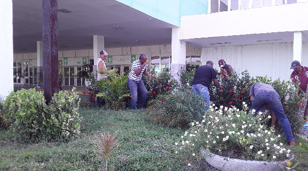 Cienfuegueros protagonizan jornada de higienización en el hospital provincial