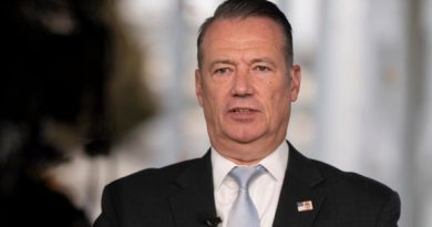 El director interino del ICE, Todd Lyons, renuncia tras supervisar el plan de deportación masiva de Trump