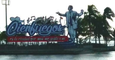 Lumínico del Benny Moré visto desde el Malecón cienfueguero en la tarde. / Foto: Barbara Cortellan Conesa / 5 de Septiembre