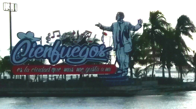 Lumínico del Benny Moré visto desde el Malecón cienfueguero en la tarde. / Foto: Barbara Cortellan Conesa / 5 de Septiembre
