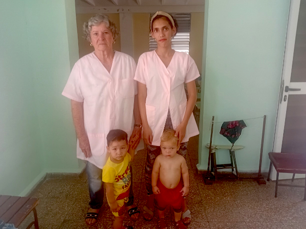 Ana Naranjo González, de 72 años, jubilada y recontratada, encuentra en educar a los párvulos, su pasión. / Foto: Magalys Chaviano Álvarez / 5 de Septiembre